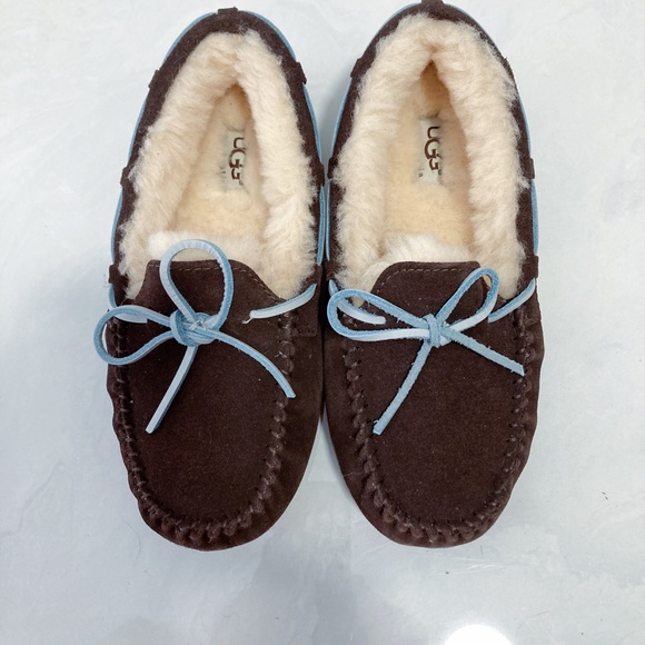 Brand New UGG Dakota Slippers - Picture 2 of 5